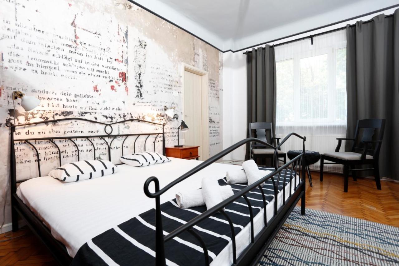 Traditional Modern 3 Bedroom In Center Apartment *