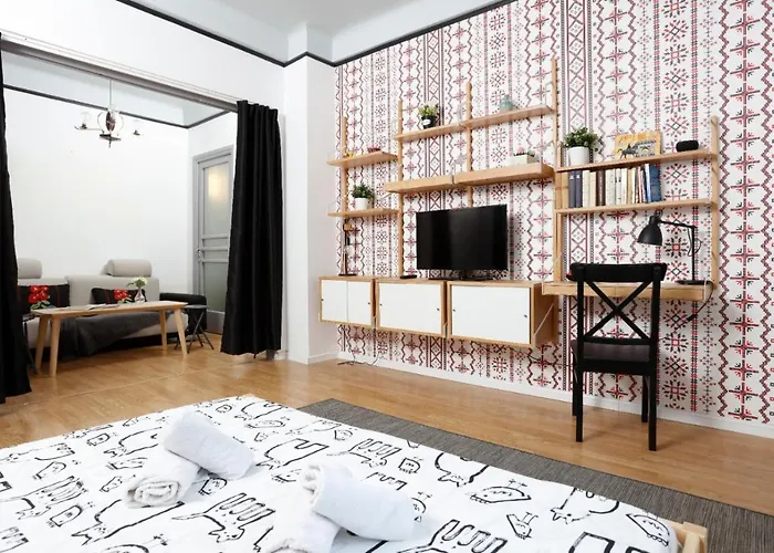 Traditional Modern 3 Bedroom Apartment In Center